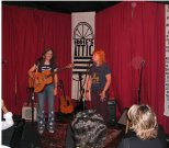 Emily Saliers kündigt meike bei Eddie's Attic in Decatur bei einem Benefiz-Konzert für Caroline Aiken 2005 an