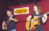 Mit Carlos Calvo im Genghis Cohen, Los Angeles 2003